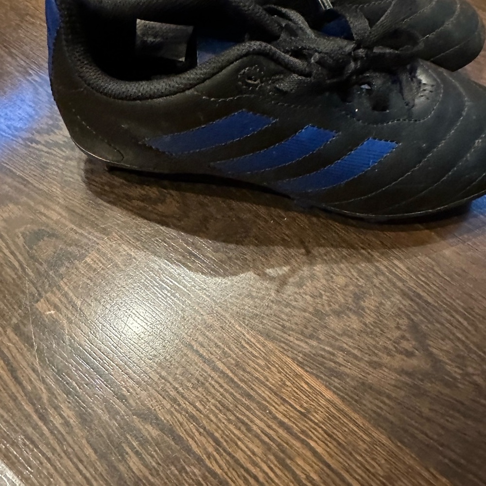 Soccer Cleats, Size 2 1/2 - Picture 2 of 5